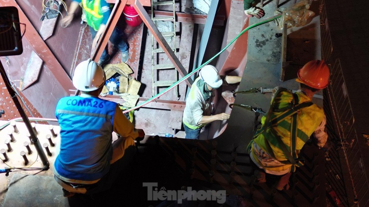 Công nhân khẩn trương thi công trong đêm để đảm bảo công tác đóng đường phục vụ thi công được diễn ra đúng kế hoạch.