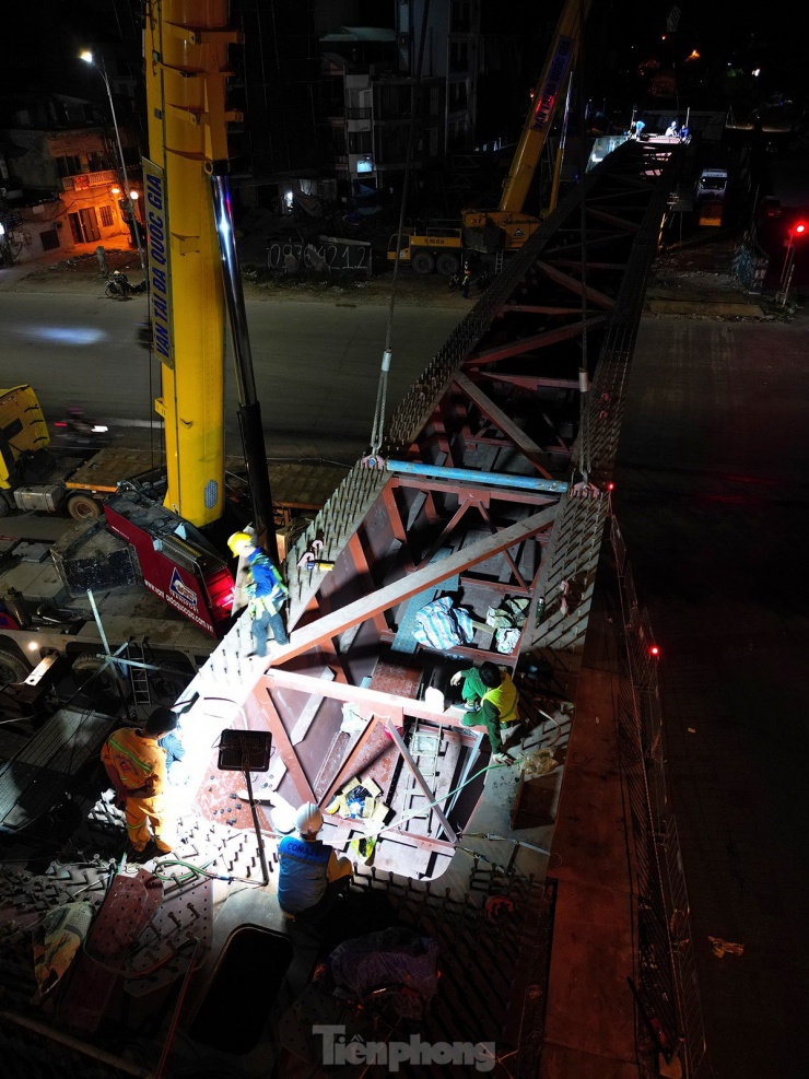 Đóng đường, xuyên đêm lắp đặt xong một trong hai dầm cầu tại nút giao Nguyễn Văn Cừ - Hồng Tiến - 9