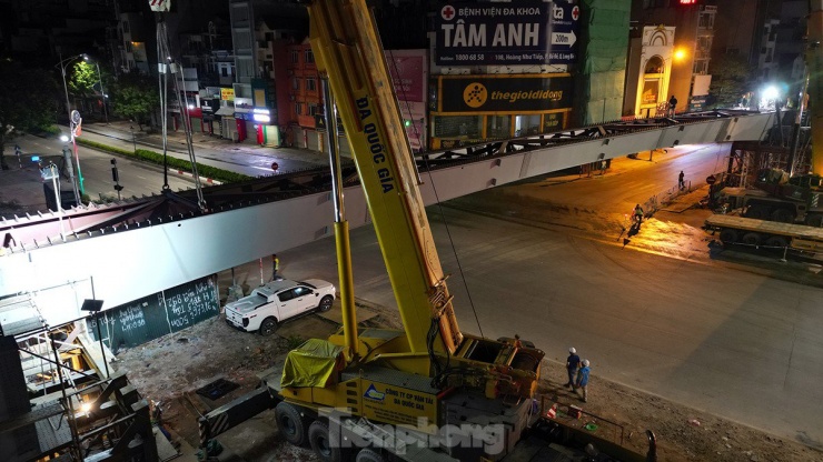 Đóng đường, xuyên đêm lắp đặt xong một trong hai dầm cầu tại nút giao Nguyễn Văn Cừ - Hồng Tiến - 10