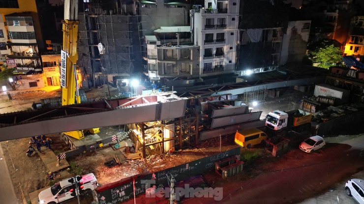 Đóng đường, xuyên đêm lắp đặt xong một trong hai dầm cầu tại nút giao Nguyễn Văn Cừ - Hồng Tiến - 11
