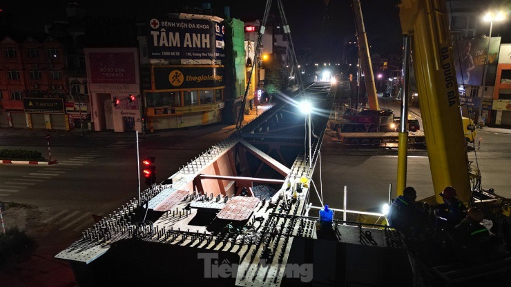 Đường Nguyễn Văn Cừ là trục đường giao thông chính, mật độ giao thông luôn cao. Tuy nhiên để đảm bảo an toàn cũng như tiến độ cho công trình. Cơ quan chức năng đã phải đóng đường để thi công dự án.