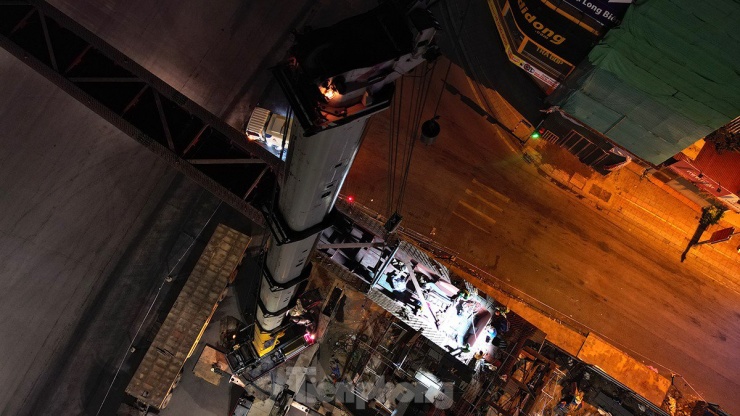 Đóng đường, xuyên đêm lắp đặt xong một trong hai dầm cầu tại nút giao Nguyễn Văn Cừ - Hồng Tiến - 13