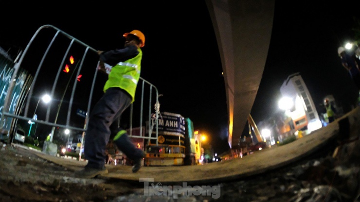 Đóng đường, xuyên đêm lắp đặt xong một trong hai dầm cầu tại nút giao Nguyễn Văn Cừ - Hồng Tiến - 15