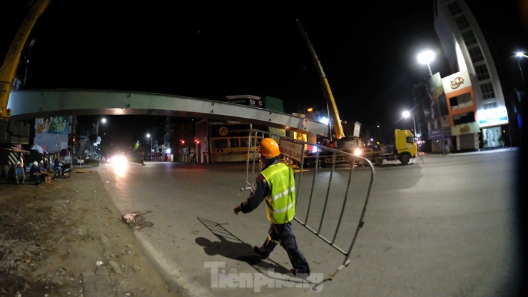 Theo dự kiến đường bị khóa đến 4 giờ sáng, tuy nhiên mọi công tác định vị dầm cầu đã được đơn vị thi công khẩn trương thực hiện. Đến vào thời điểm khoảng hơn 3 giờ, hàng rào đã được tháo để mở đường phục vụ giao thông đi lại thuận tiện.