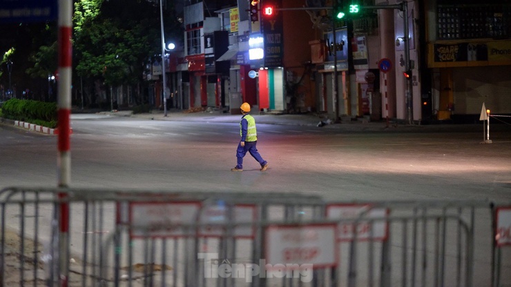 Đóng đường, xuyên đêm lắp đặt xong một trong hai dầm cầu tại nút giao Nguyễn Văn Cừ - Hồng Tiến - 18