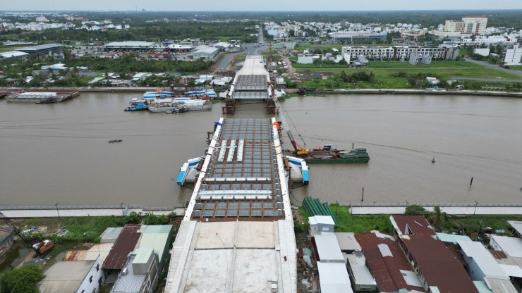 Gói thầu xây dựng cầu Trần Hoàng Na được UBND TP. Cần Thơ phê duyệt ngày 26/2/2020. Đại diện chủ đầu tư là Ban Quản lý dự án ODA TP. Cần Thơ.