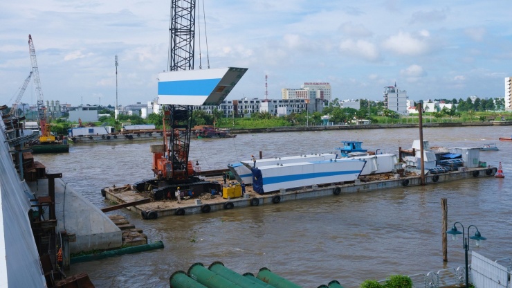 Các đốt vòm thép đã được tập kết tại công trường, chuẩn bị lắp ghép lên cầu.