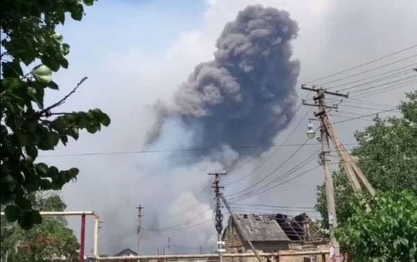 Cột khói bốc lên từ khu vực kho đạn ở Crimea phát nổ. Ảnh: ITN