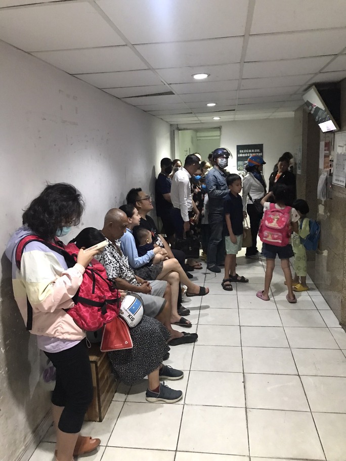 Chỉ còn một thang máy hoạt động, người dân mệt mỏi chờ đợi sau một ngày làm việc, học tập vất vả.
