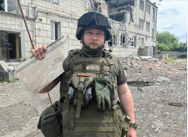 Nhà báo Nga Rostislav Zhuravlev thiệt mạng trong một vụ tập kích bằng đạn chùm.