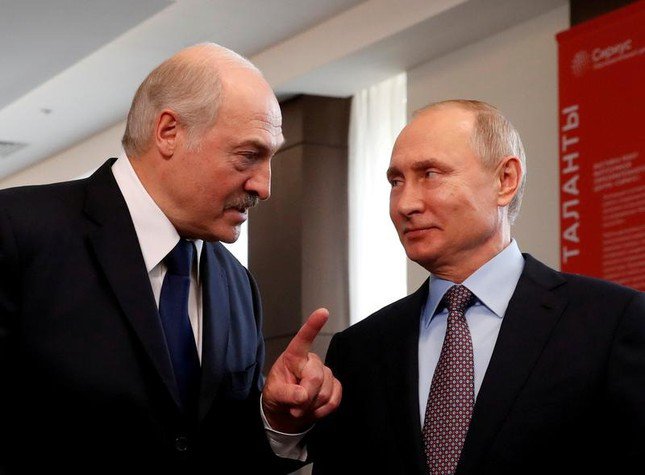 Tổng thống Belarus Alexander Lukashenko và Tổng thống Nga Vladimir Putin. Ảnh: Reuters