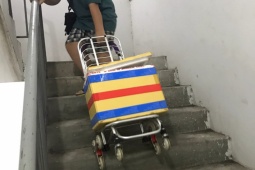 Tin tức trong ngày - CLIP: Ám ảnh thai phụ, người già leo bộ mấy chục tầng vì chung cư hư thang máy cả tháng