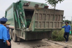 Tin tức trong ngày - Hà Nội: Xử lý hàng loạt xe chở rác làm rò rỉ nước