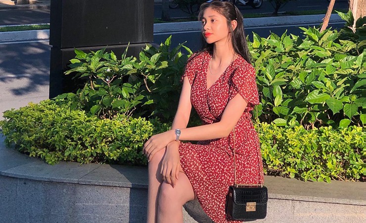 Cũng có khi người đẹp 19 tuổi đổi phong cách sang dịu dàng, nền nã hơn với váy hoa có phần cổ xẻ sâu.&nbsp;
