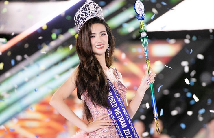 Tối 22/7, Huỳnh Trần Ý Nhi đăng quang Miss World Vietnam 2023.
