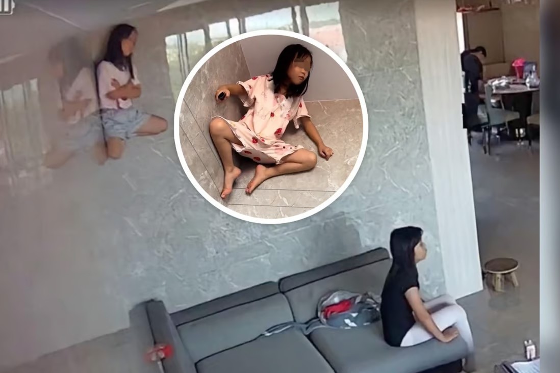 Cô bé 8 tuổi bám trên tường nhà khi đang xem TV (ảnh: SCMP)