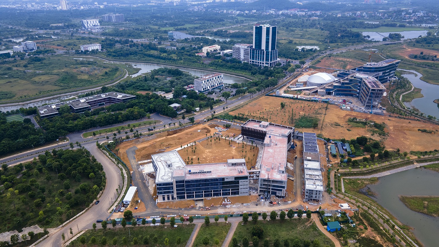 Dự án Khu công nghệ cao Hòa Lạc tọa lạc tại huyện Thạch Thất, Hà Nội được thành lập theo Quyết định số 198/1998/QĐ-TTg ngày 12/10/1998.