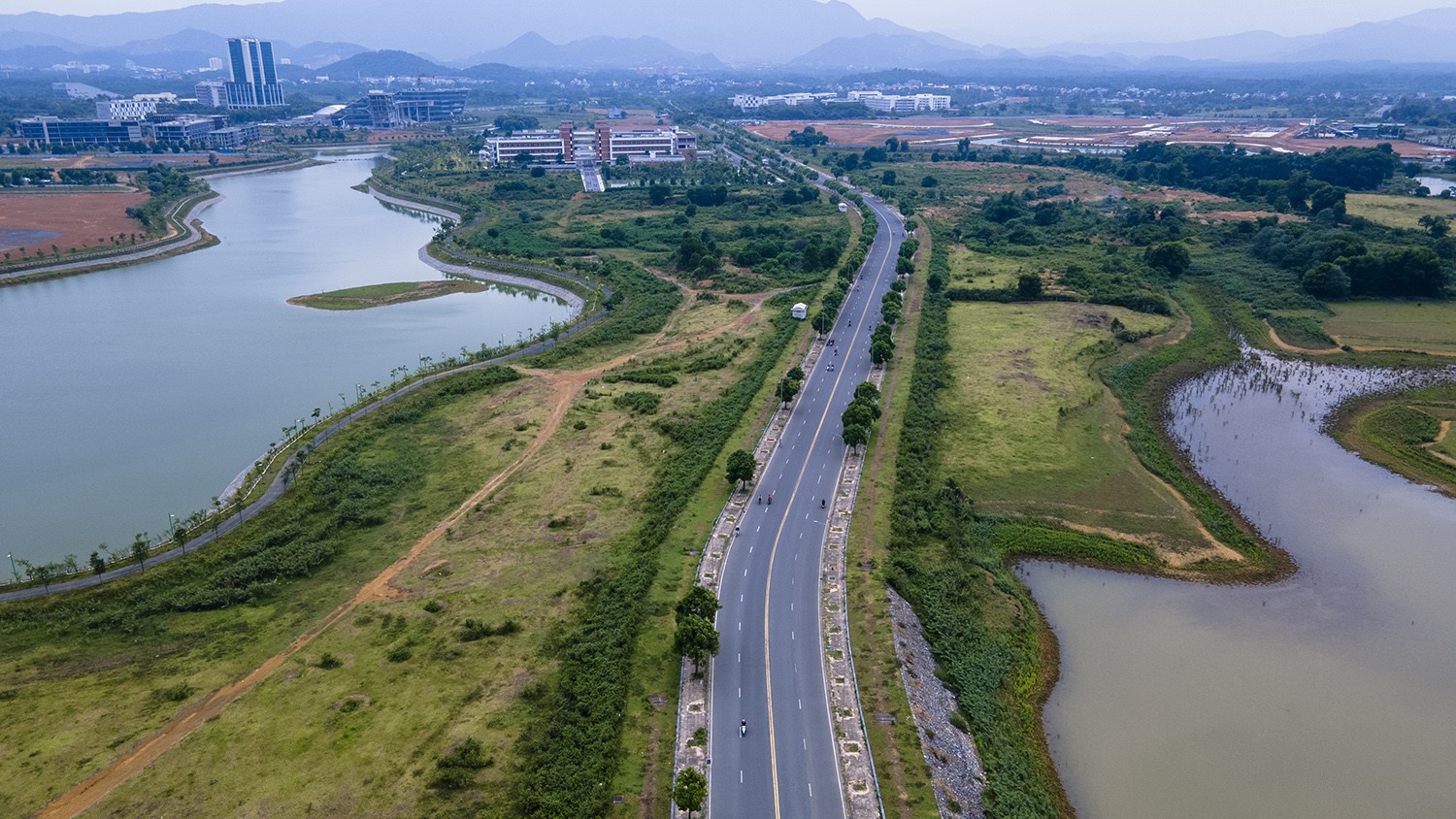 Sau hơn 2 thập kỷ thành lập đến nay, khu công nghệ cao Hòa Lạc vẫn còn nhiều đất để trống.