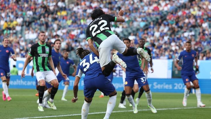 Trận đấu giữa Chelsea (áo xanh thẫm) và Brighton diễn ra sôi nổi