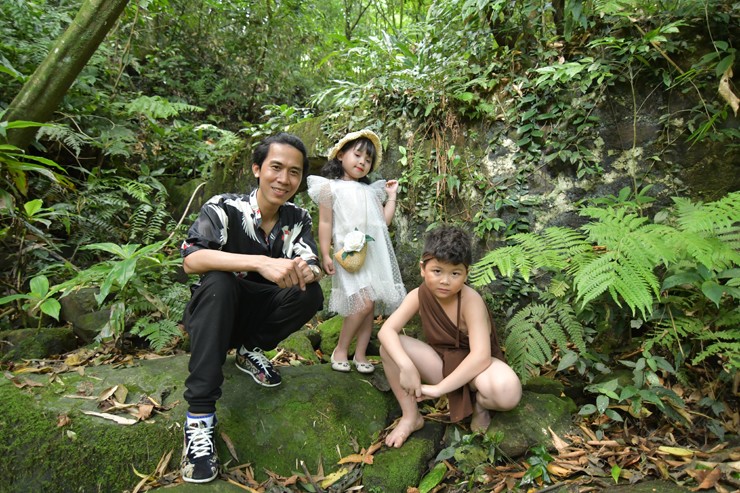 Đạo diễn Huy Lio bên hai diễn viên nhí của phim "Cậu bé Tam Đảo"