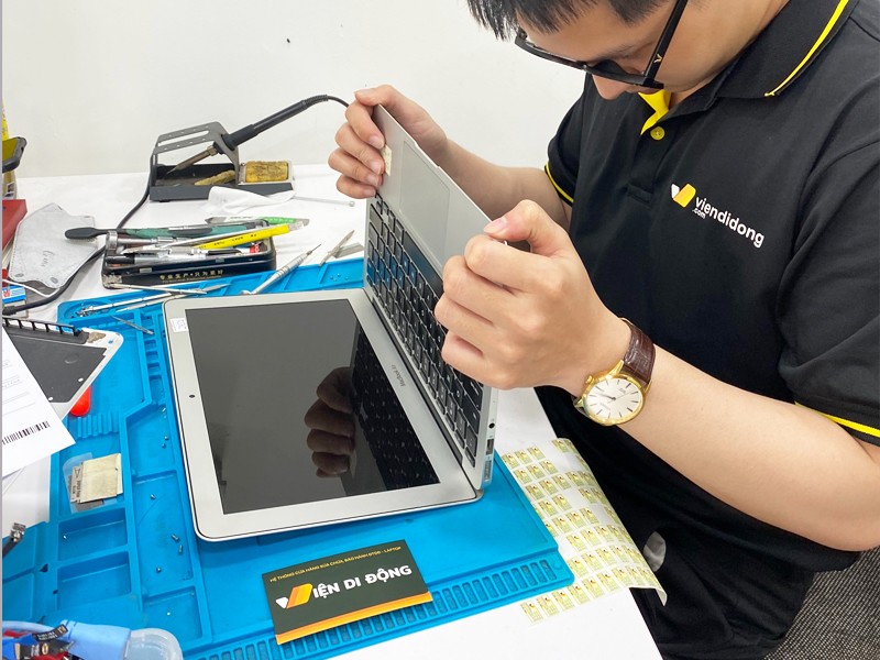 Đội ngũ kiểm tra và sửa lỗi phần cứng MacBook