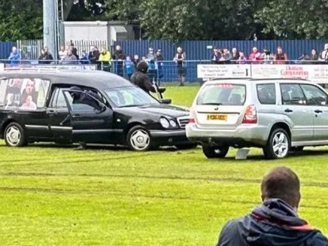 Phi thường - kỳ quặc - VIDEO: Trận đấu phải hoãn vì xe tang chạy vòng vòng gây rối giữa sân