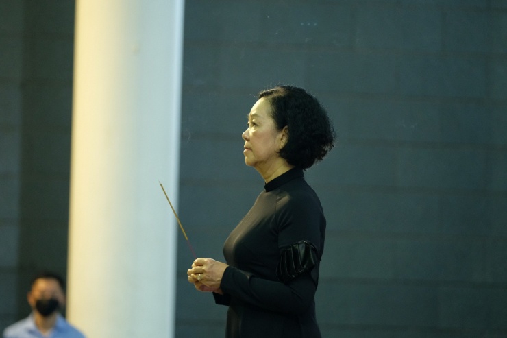 Đoàn Ban Chấp hành Trung ương Đảng do bà Trương Thị Mai, Thường trực Ban Bí thư làm Trưởng đoàn vào viếng. Tổng Bí thư Nguyễn Phú Trọng gửi vòng hoa kính viếng.