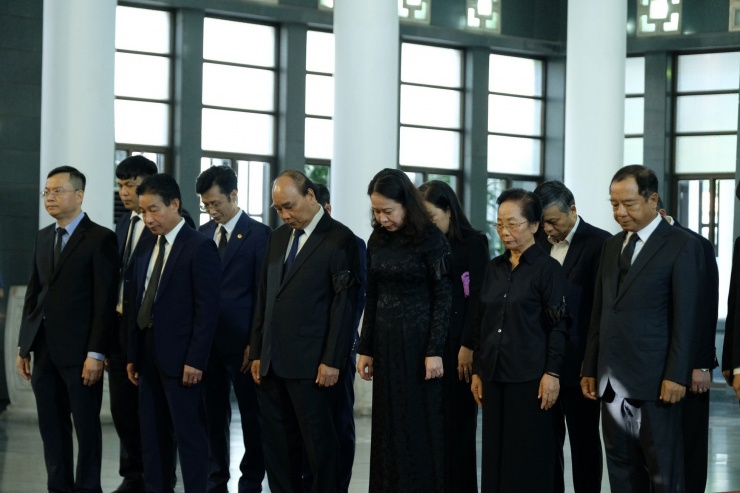 Đoàn Chủ tịch nước do Phó Chủ tịch nước Võ Thị Ánh Xuân làm Trưởng đoàn vào viếng nguyên Phó Thủ tướng Nguyễn Khánh; tham gia cùng đoàn có nguyên Chủ tịch nước Nguyễn Xuân Phúc, nguyên Phó Chủ tịch nước Nguyễn Thị Doan. Chủ tịch nước Võ Văn Thưởng, nguyên Phó Chủ tịch nước Đặng Thị Ngọc Thịnh gửi vòng hoa kính viếng.