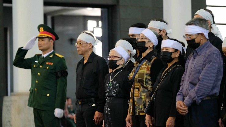 Gia đình, người thân nguyên Phó Thủ tướng Nguyễn Khánh tại Lễ viếng.