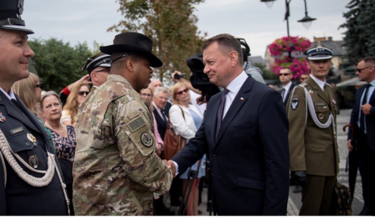 Bộ trưởng Quốc phòng Ba Lan – ông Mariusz Blaszczak (phải) đến thăm thành phố Augustow ngày 23-7. Ảnh: FAKT