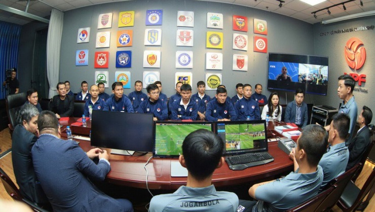 Trưởng ban trọng tài VFF Đặng Thanh Hạ trong một buổi tập huấn sử dụng VAR. Ảnh: VPF.