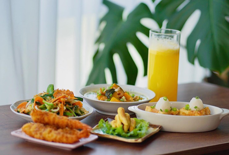 Canh bí đỏ nấu tôm khô. Cà rốt xào giá hẹ. Tôm chiên xù. Bắp non áp chảo lắc bột cà ri. Đậu hủ non kiểu nhật. Nước ép thơm.
