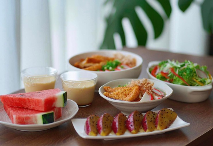 Mỳ&nbsp;udon. Salad. Khoang lang bơ mật ong. Bánh flan. Dưa hấu.
