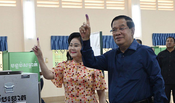 Thủ tướng Hun Sen và phu nhân tại điểm bỏ phiếu sáng 23-7 - Ảnh: KHMER TIMES