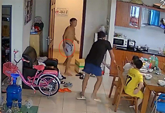 Hình ảnh cắt từ video người đàn ông cầm con dao trên tay tấn công hàng xóm.