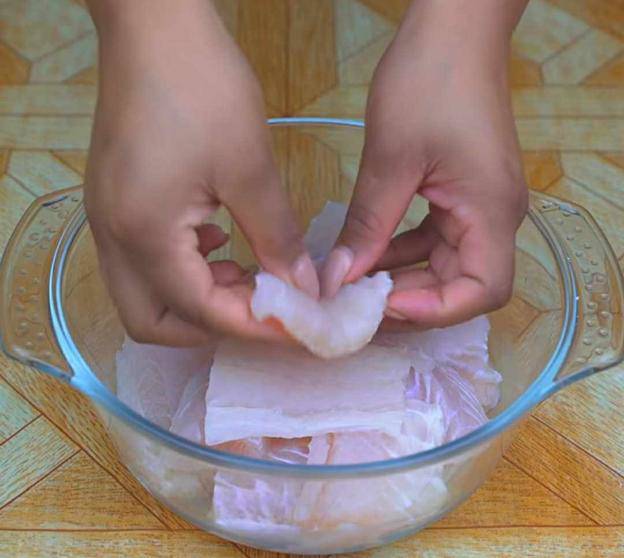 Đầu tiên, các bạn chọn loại cá bất kỳ nhưng cần tươi ngon và đủ to để cắt được miếng phi lê. Bạn thái phi lê và sơ chế sạch cá bằng muối và chanh cho thịt cá trắng và khử hết mùi tanh rồi để ráo.