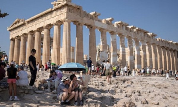 Du khách đến châu âu được khuyến cáo hạn chế ra ngoài vào giờ cao điểm nóng trong ngày để tránh bị sốc nhiệt.