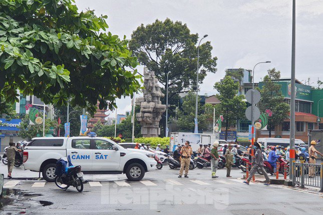Lực lượng chức năng phong tỏa một đoạn đường Lê Hồng Phong để khắc phục sự cố (Ảnh: Hoàng Thuận).