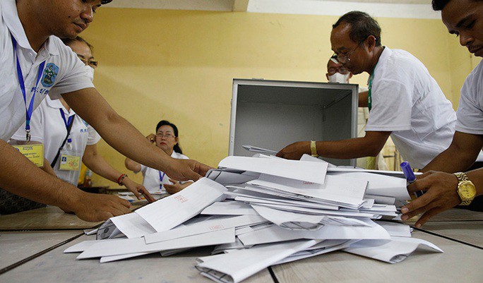 Các quan chức NEC kiểm phiếu ở Phnom Penh. Ảnh: Khmer Times