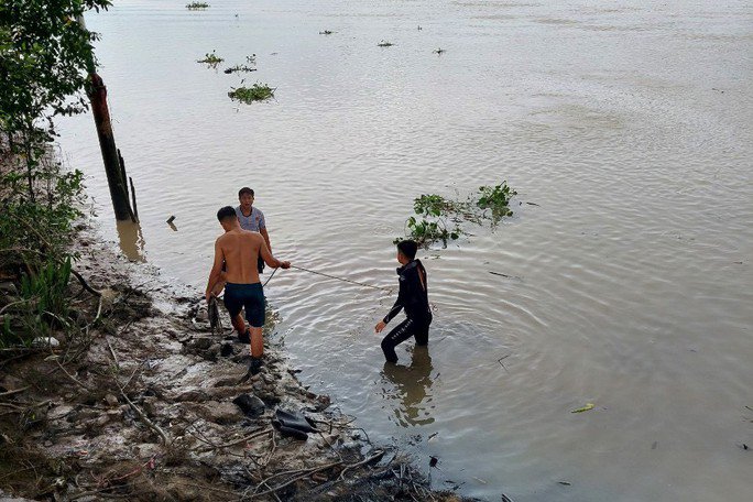 Lực lượng chức năng triển khai phương án tìm kiếm nạn nhân