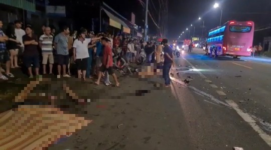 Hiện trường vụ tai nạn thương tâm. Xe khách Thành Bưởi lấn qua làn xe chiều ngược lại