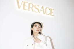 Thời trang - Versace lại chiêu mộ đại sứ toàn cầu mới là một Idol Hàn Quốc