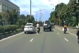 Tin tức trong ngày - Clip: Tài xế ôtô nghi chèn ép khiến người đi xe máy ngã ra đường