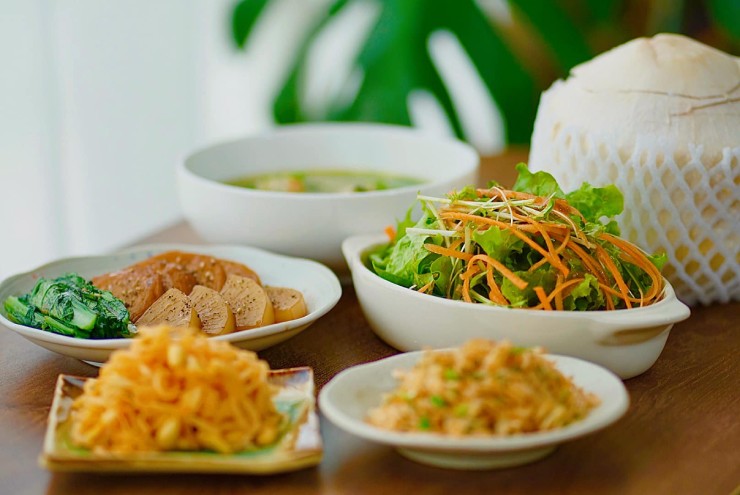 Canh khổ qua nhồi thịt. Chả cá củ cải kho. Tép rang muối. Kim chi giá đỗ. Salad. Rau câu trái dừa.
