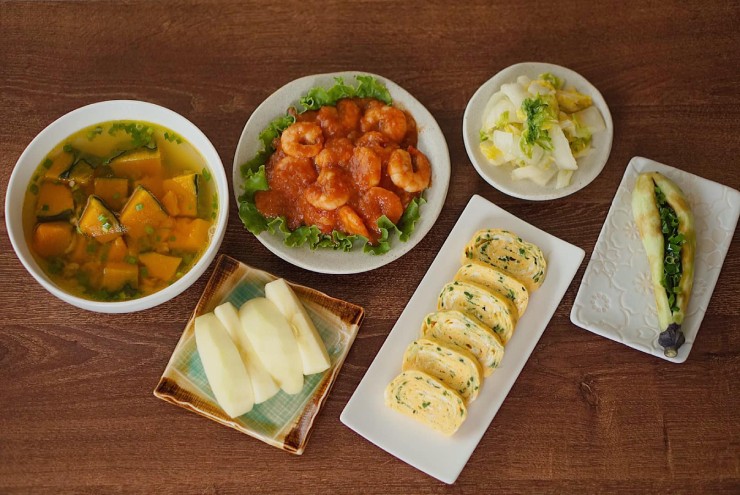 Canh bí đỏ tôm thịt. Tôm sốt cay. Trứng cuộn rau mầm. Cải thảo muối xổi. Cà tím hấp hành. Táo.
