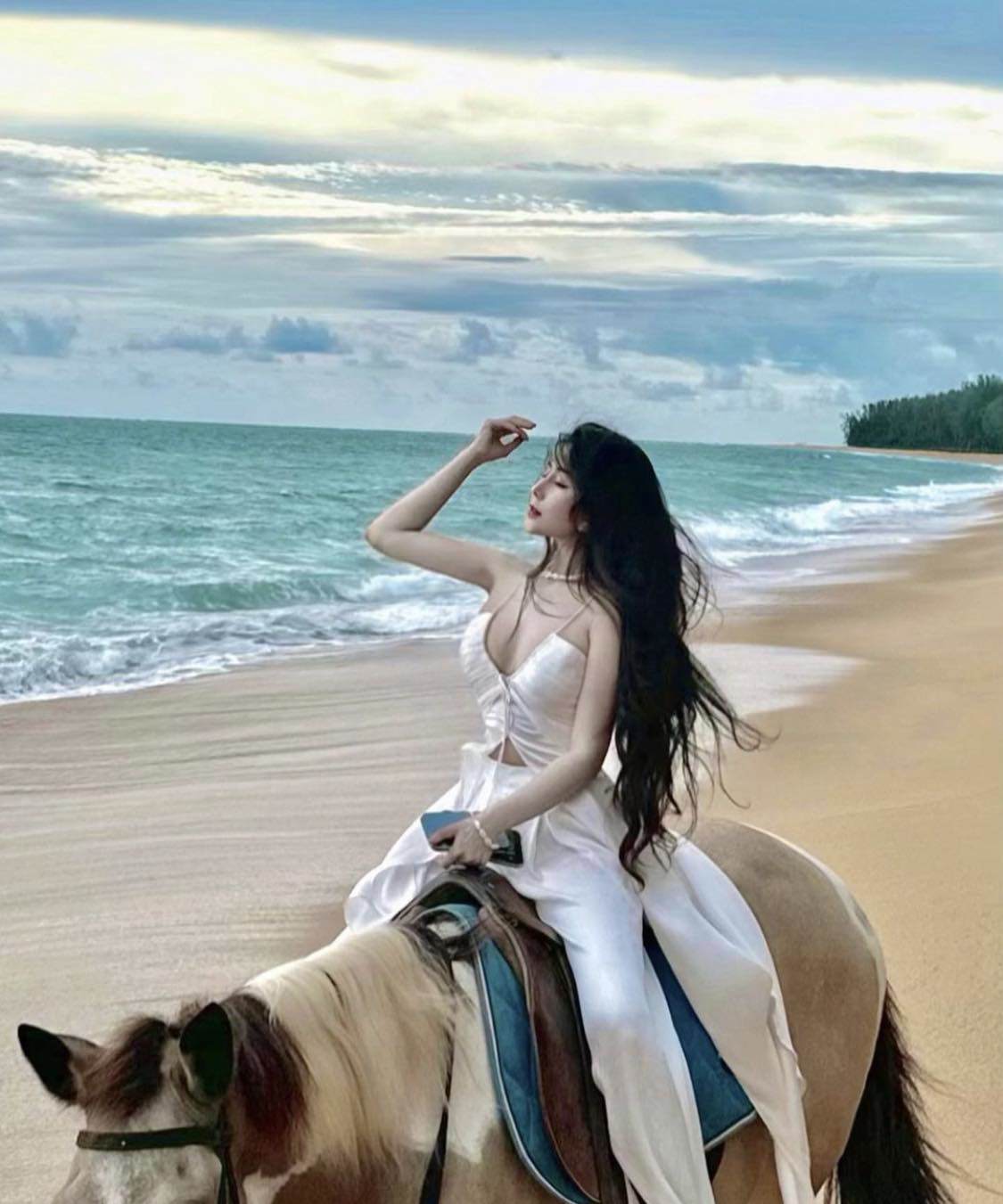 Trend cưỡi ngựa đi dạo biển: &#34;nữ sinh hot nhất Sài thành&#34; mặc quần lụa, áo bay trong gió - 1