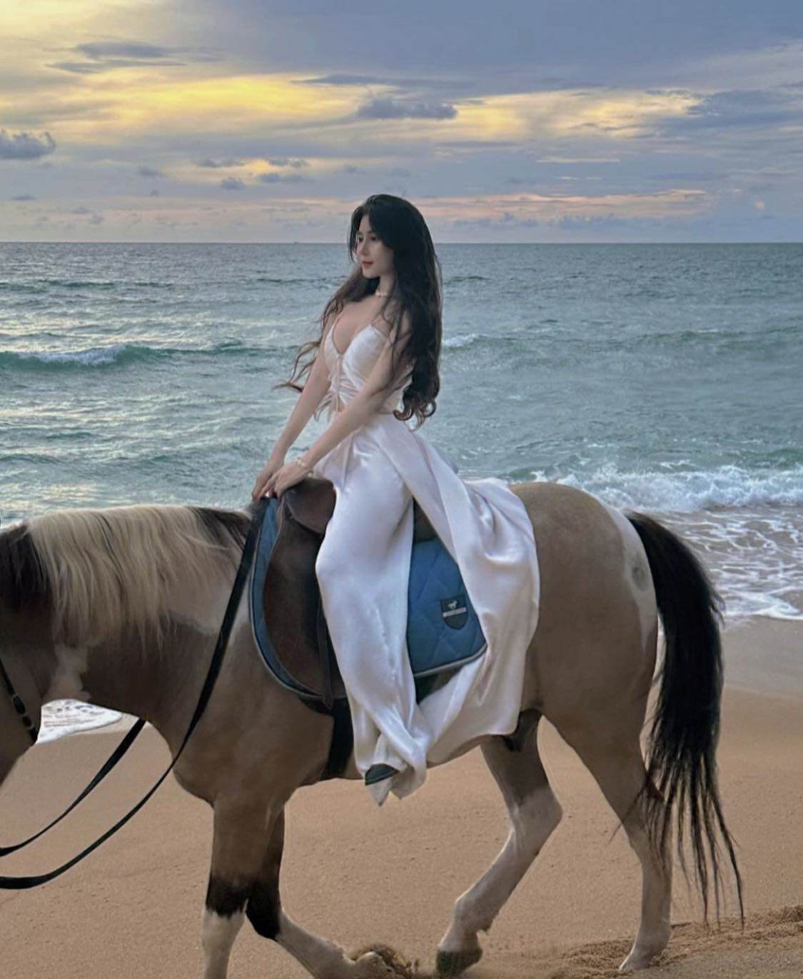 Trend cưỡi ngựa đi dạo biển: &#34;nữ sinh hot nhất Sài thành&#34; mặc quần lụa, áo bay trong gió - 2