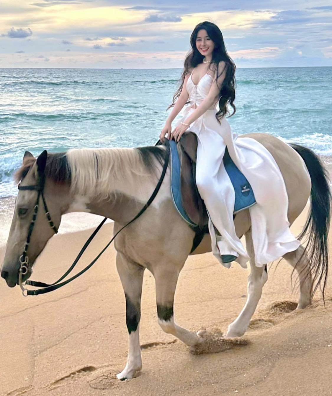 Hot girl Võ Ngọc Trân diện set đồ lụa cưỡi ngựa đi dạo biển.