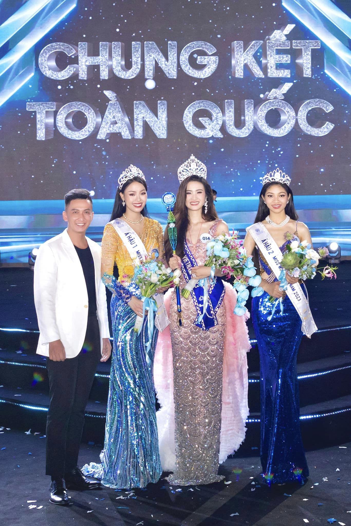 NTK Hoàng Tony chụp hình cùng Top 3 Miss World Vietnam 2023.