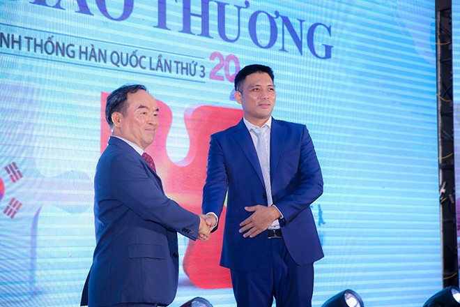 Chủ tịch tập đoàn Nhân sâm Daedong Korea Ginseng (trái) và chủ tịch VHP Group (phải) tại hội nghị